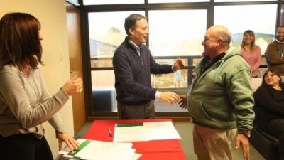 Pasan a planta permanente a empleados municipales de Esteban Echeverría