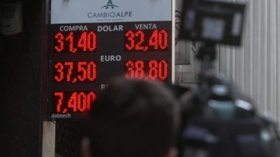 Sube el dolar y bajan las reservas