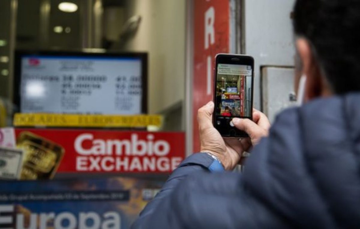 El dólar cerró a 41,50 pesos en otra jornada frenética en la city rosarina