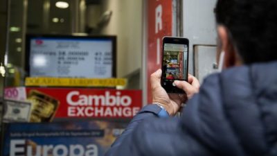 El dólar cerró a 41,50 pesos en otra jornada frenética en la city rosarina