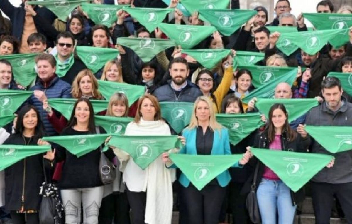 La Intendenta de Rosario encabezó acto por el aborto legal en el Monumento