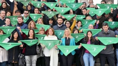 La Intendenta de Rosario encabezó acto por el aborto legal en el Monumento