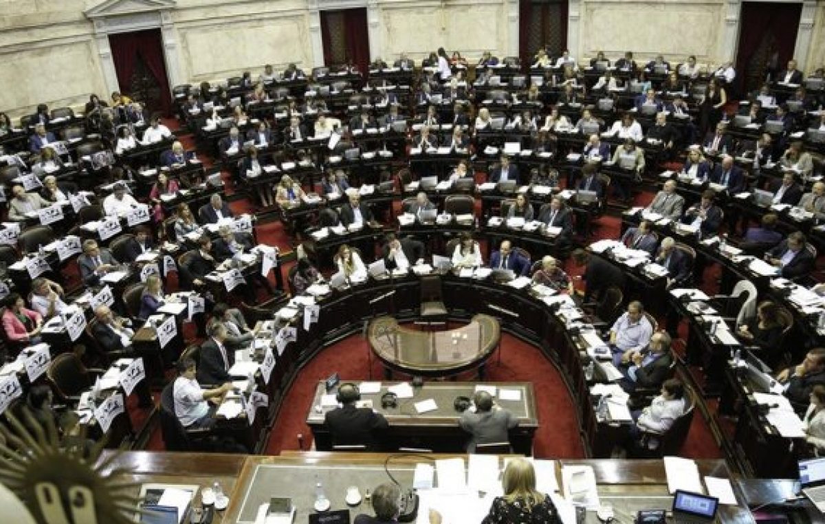 Los diputados suben sus sueldos con cada aumento de la nafta 
