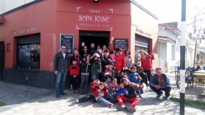 Solidaridad frente a la crisis: una parrilla de Mar del Plata organiza almuerzos para chicos que asisten a comedores