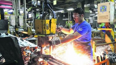 No da respiro: la industria registró su tercera caída consecutiva, en julio cayó 5,7 por ciento