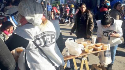 Mar del Plata: la Policía reprimió a manifestantes que pedían agua para cocinar un guiso popular