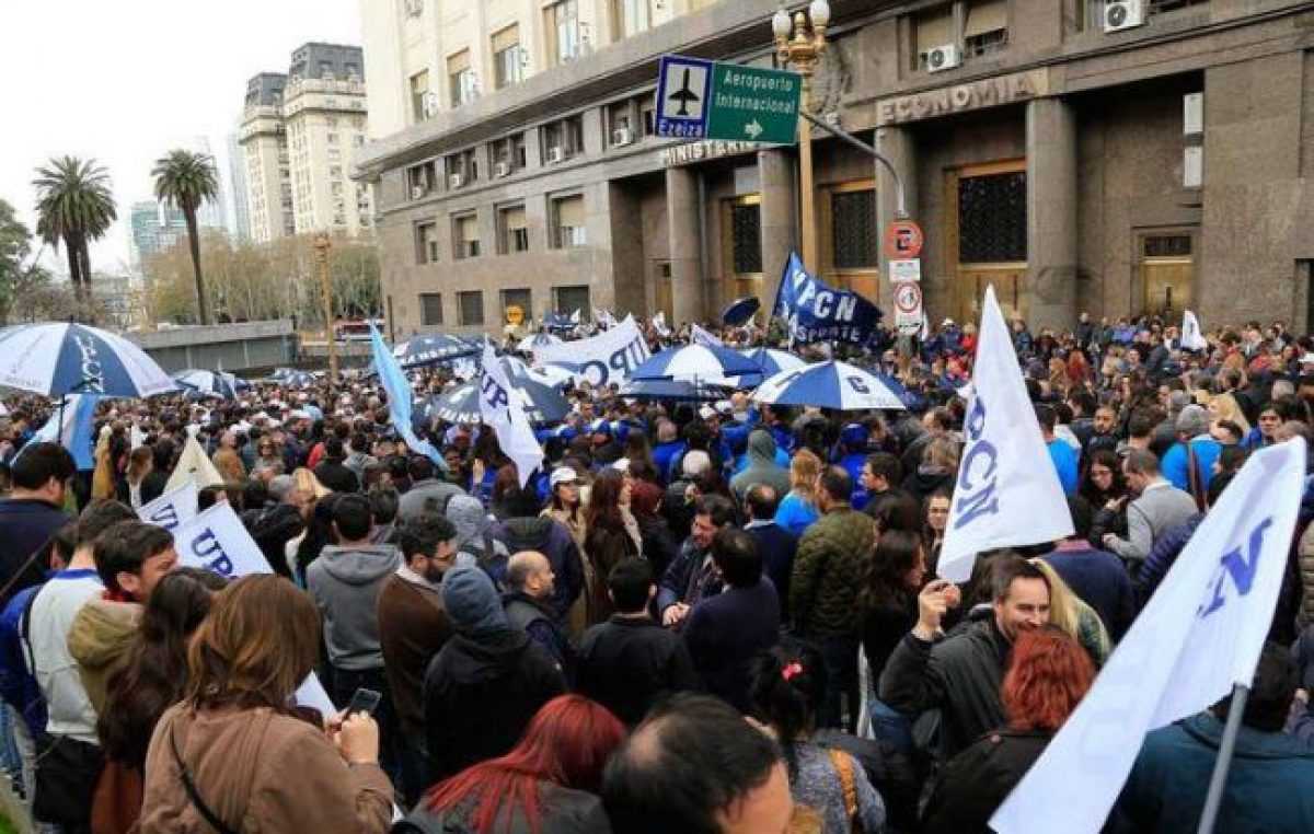 Bajo amenaza de 10 mil despidos
