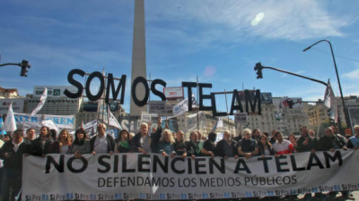 Prensa marcha por las reincorporaciones en Télam y en defensa de los medios públicos