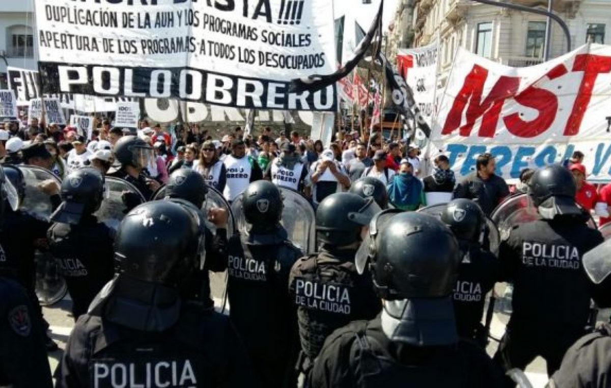 Un cordón policial para frenar la movilización por el salario