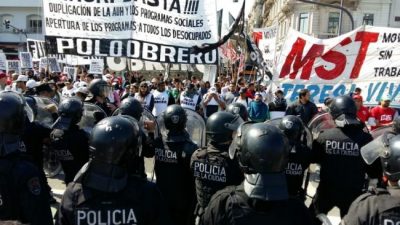 Un cordón policial para frenar la movilización por el salario