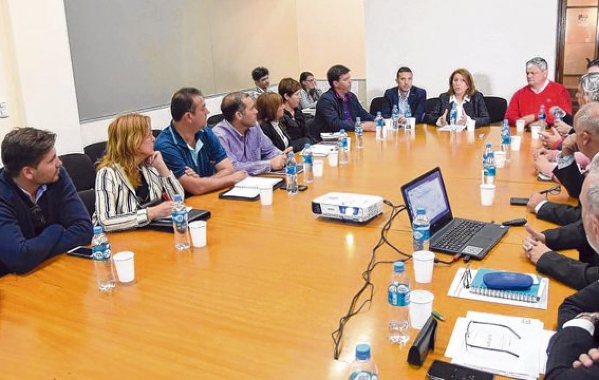 La intendenta de Rosario advirtió que «sin subsidios, el boleto de colectivos se iría a 30 pesos»
