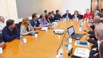 La intendenta de Rosario advirtió que «sin subsidios, el boleto de colectivos se iría a 30 pesos»