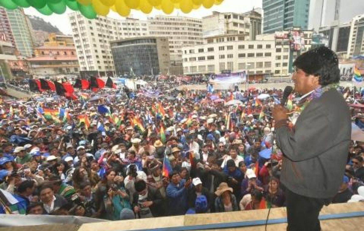 Por crecimiento económico Evo Morales anuncia doble aguinaldo