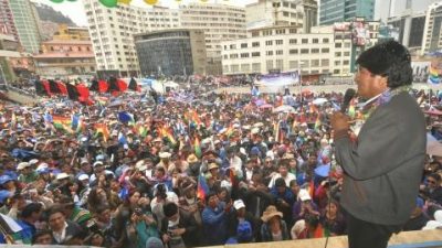 Por crecimiento económico Evo Morales anuncia doble aguinaldo