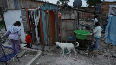 Los hogares pobres sufren más del doble la inactividad laboral