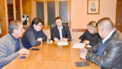 Maderna firmó con gremios un aumento salarial del 15% para empleados municipales de Trelew