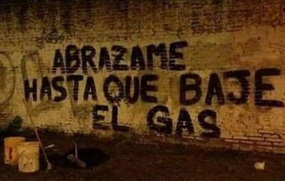 «Abrazame hasta que baje el gas»: vecinos marplatenses se agrupan para reclamar contra el tarifazo