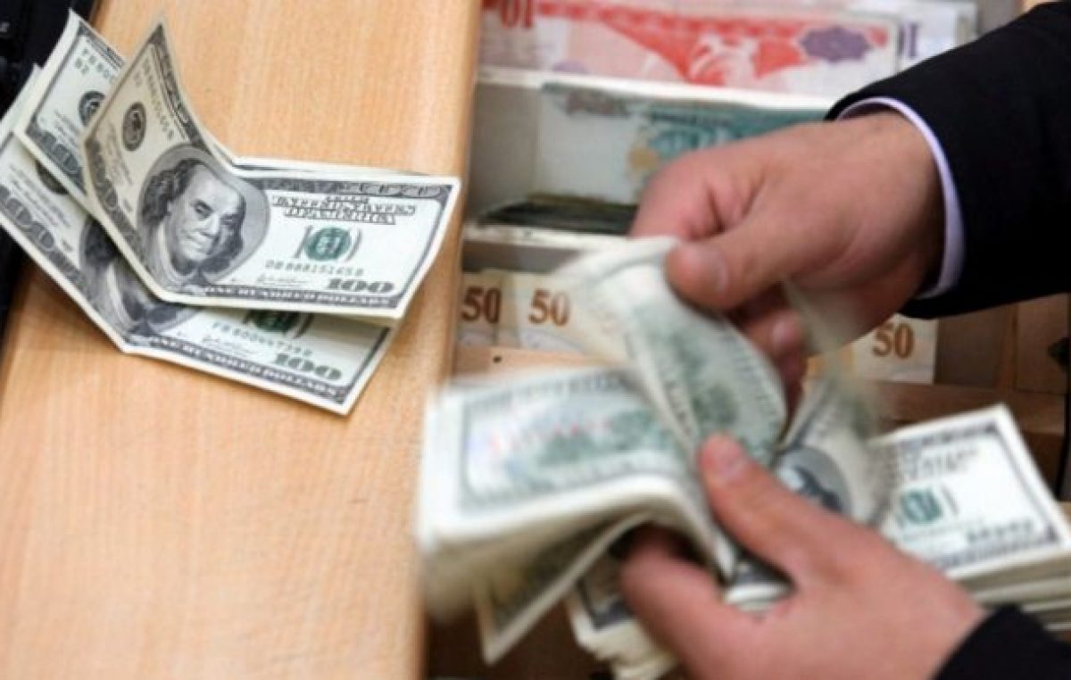 El dólar cerró por debajo de los $40 pero a un alto costo: tasas de interés al 70% promedio