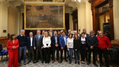 Una comitiva de intendentes del PJ Bonaerense fue al Congreso para apoyar a los diputados kirchneristas