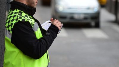 Córdoba: 230 funcionarios deben $ 3 millones en multas e impuestos de los autos
