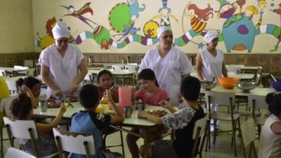 Rosario: Cada vez más chicos comen en la escuela y los padres piden las sobras