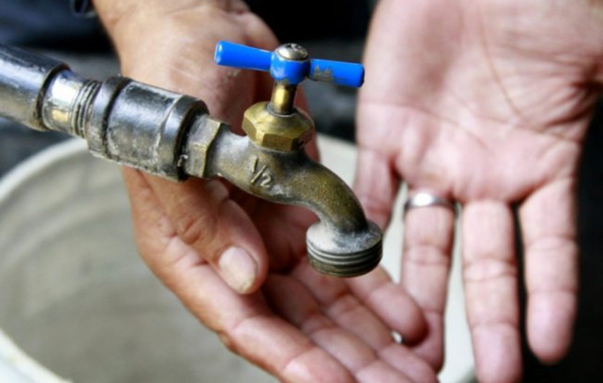 Según datos oficiales, sólo la mitad de los argentinos tiene gas, agua corriente y cloacas