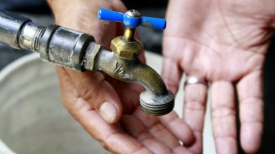 Según datos oficiales, sólo la mitad de los argentinos tiene gas, agua corriente y cloacas