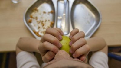 Docentes de Buenos Aires alertan que los alumnos comen sólo un turrón en toda la jornada escolar
