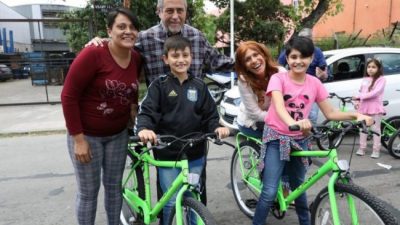 Otros 4800 niños de Avellaneda recibieron sus nuevas bicicletas