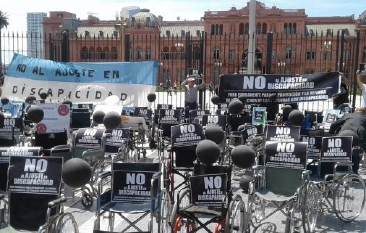 Conmovedora Marcha de las sillas vacías: rechazo al indignante ajuste a discapacitados