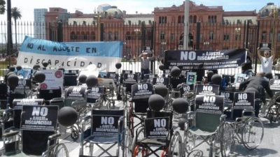 Conmovedora Marcha de las sillas vacías: rechazo al indignante ajuste a discapacitados