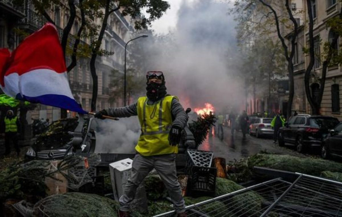 Macron cedió a la protesta de los chalecos amarillos