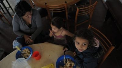 Dos mil familias mendocinas reciben $140 por mes para comer