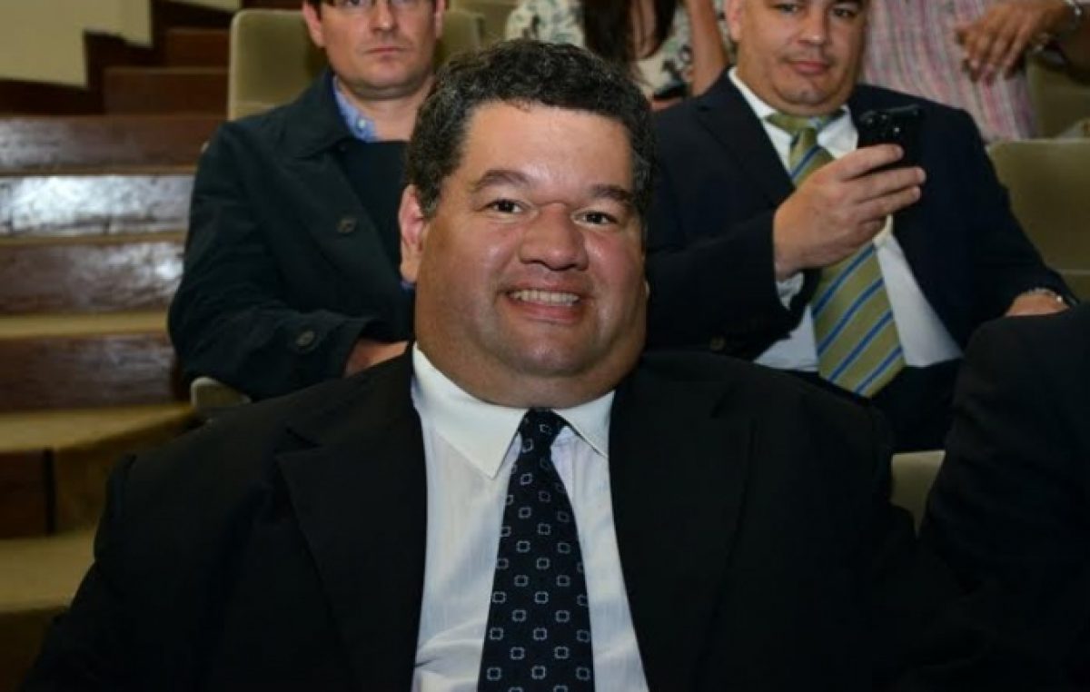 El intendente de Berisso quiere cobrar un impuesto a las naftas y se enfrenta a taxistas y estacioneros