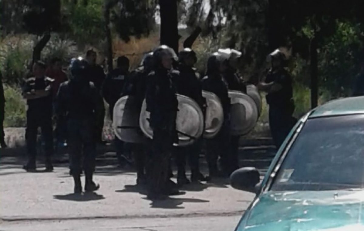 Trabajadores de Cresta Roja fueron reprimidos por la policía mientras reclamaban por ser reincorporados