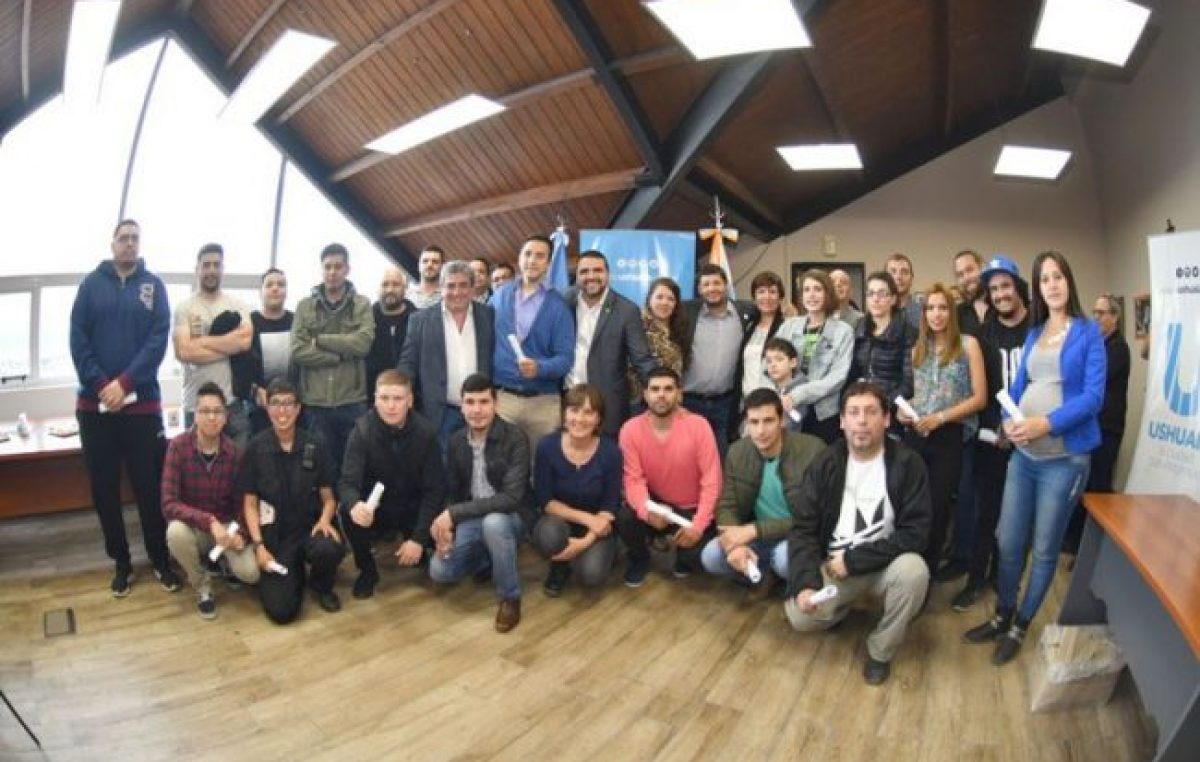 41 agentes municipales de Ushuaia pasaron a planta permanente
