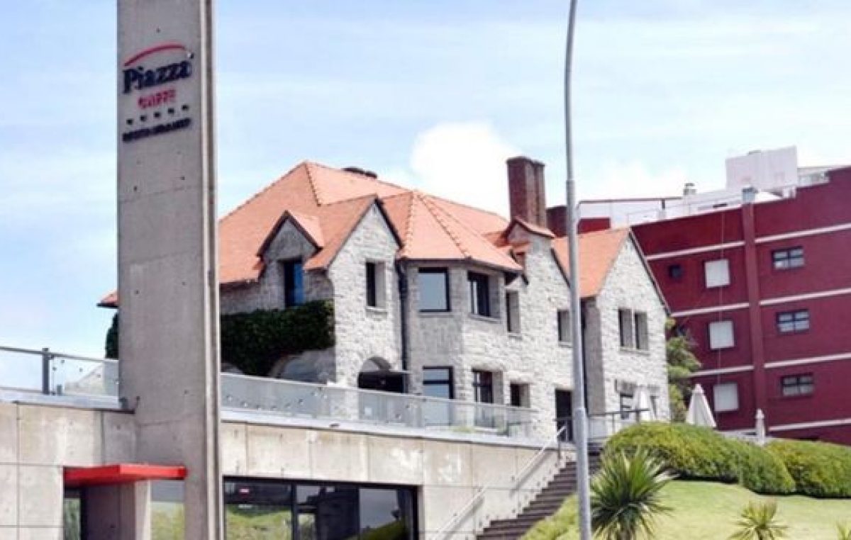 Caen como fichas de dominó