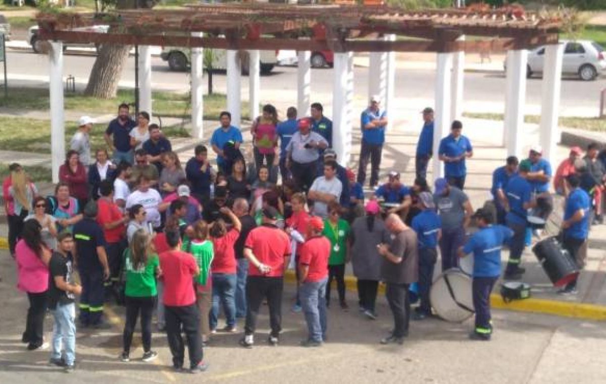 Funcionarios municipales salen a levantar la basura en Allen