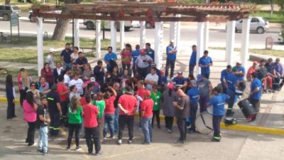 Funcionarios municipales salen a levantar la basura en Allen