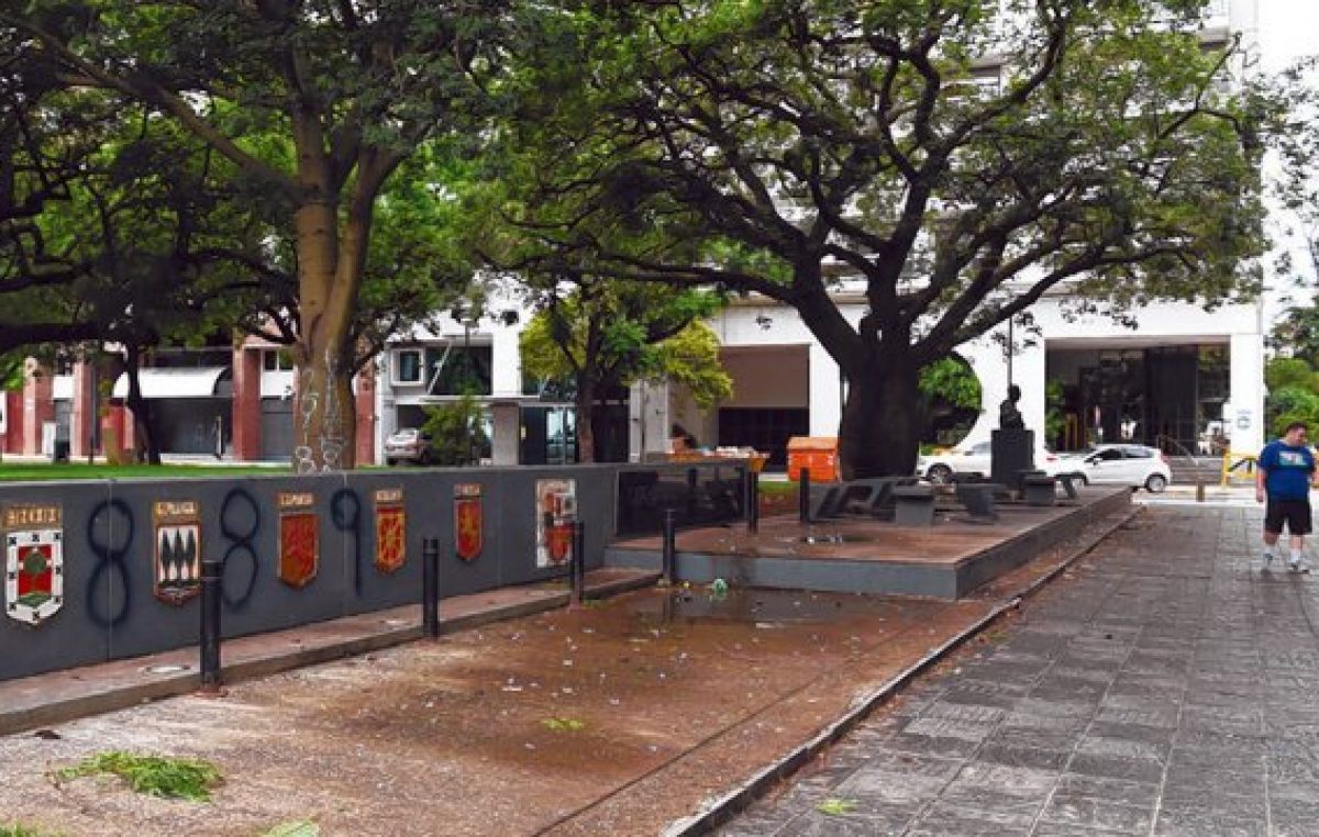 Señales de abandono y deterioro en plazas y fuentes de Rosario