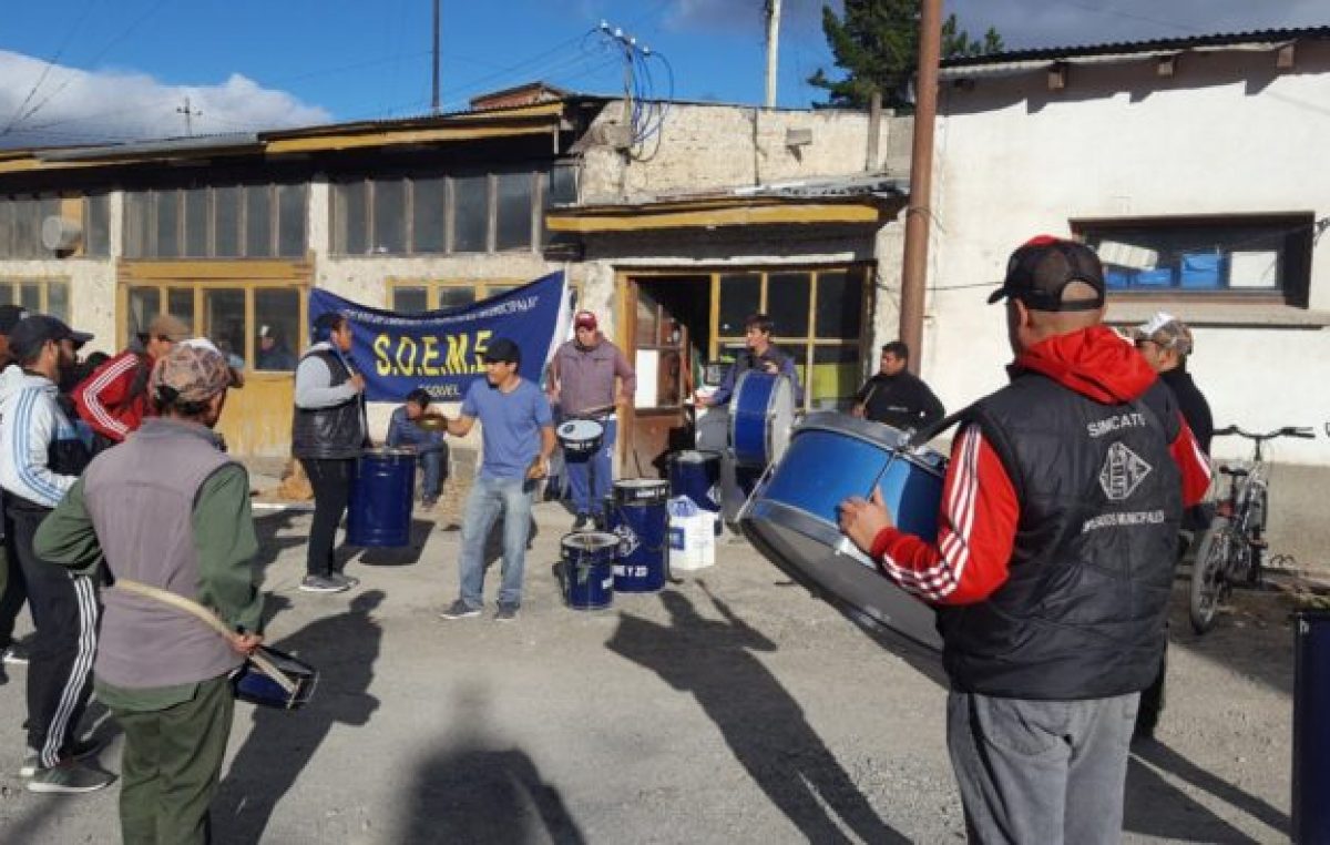 Retención de servicios de municipales de Esquel por diferencias en el porcentaje de la cláusula gatillo