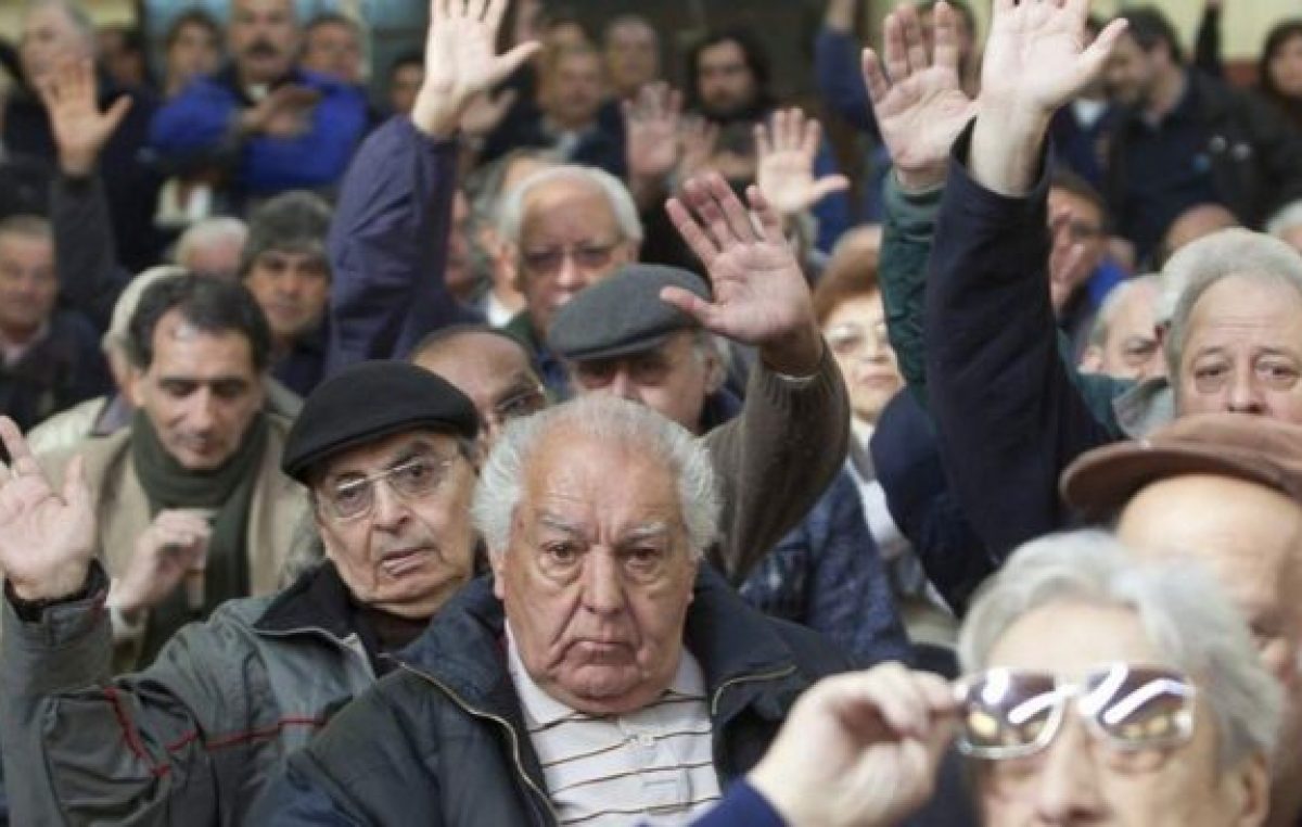 El FMI recomienda elevar la edad jubilatoria y bajar los haberes