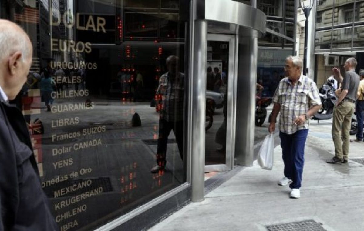 La bicicleta pisó al dólar