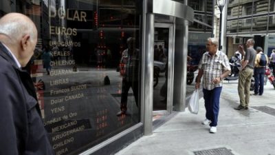 La bicicleta pisó al dólar