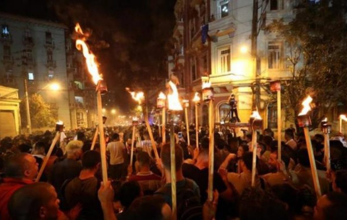“Jueves de antorchas”: Multitudinaria marcha en Mar del Plata contra los tarifazos