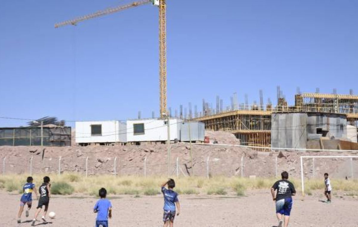 Los chicos acampan para que el municipio de Neuquén no les saque su canchita