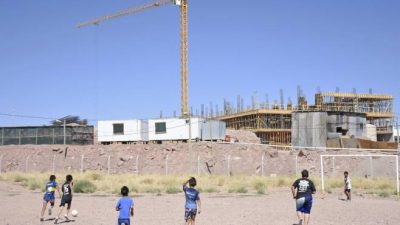 Los chicos acampan para que el municipio de Neuquén no les saque su canchita