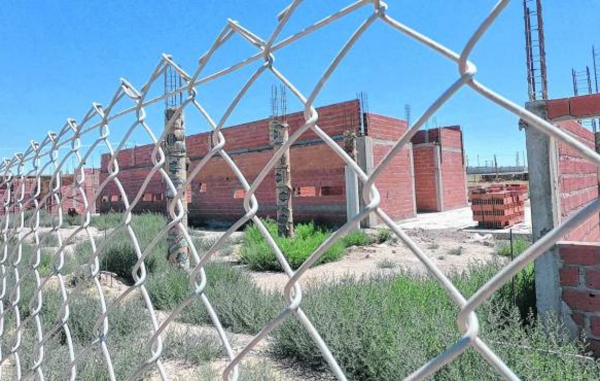 Obreros en alerta ante la paralización de las obras en el hospital de Las Grutas
