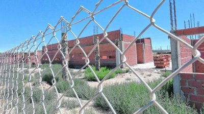Obreros en alerta ante la paralización de las obras en el hospital de Las Grutas