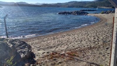 Instaló un cerco olímpico adentro del lago en Pehuenia y no es el único
